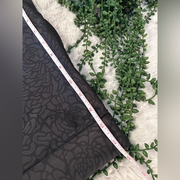 Lululemon Departure Top in Petal Camo Embossed Black Size 4 - Picture 10 of 11